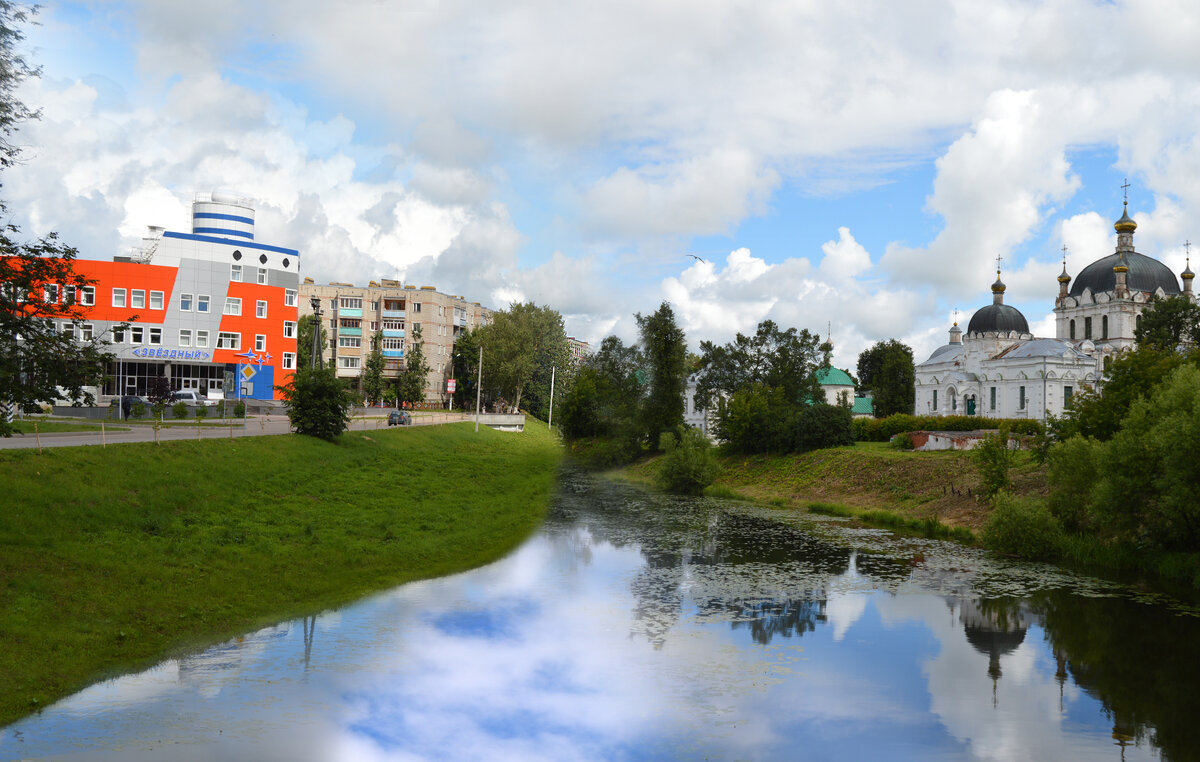 Центр детского творчества "Звёздный" и Благовещенский собор на берегах реки гжать