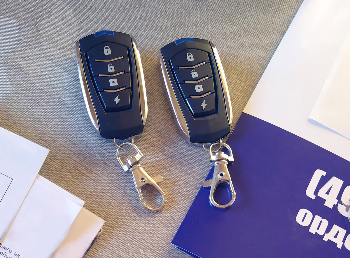 Брелок сигнализации по размерам аналогичен автомобильному и легко поместится в Вашей сумке или в кармане