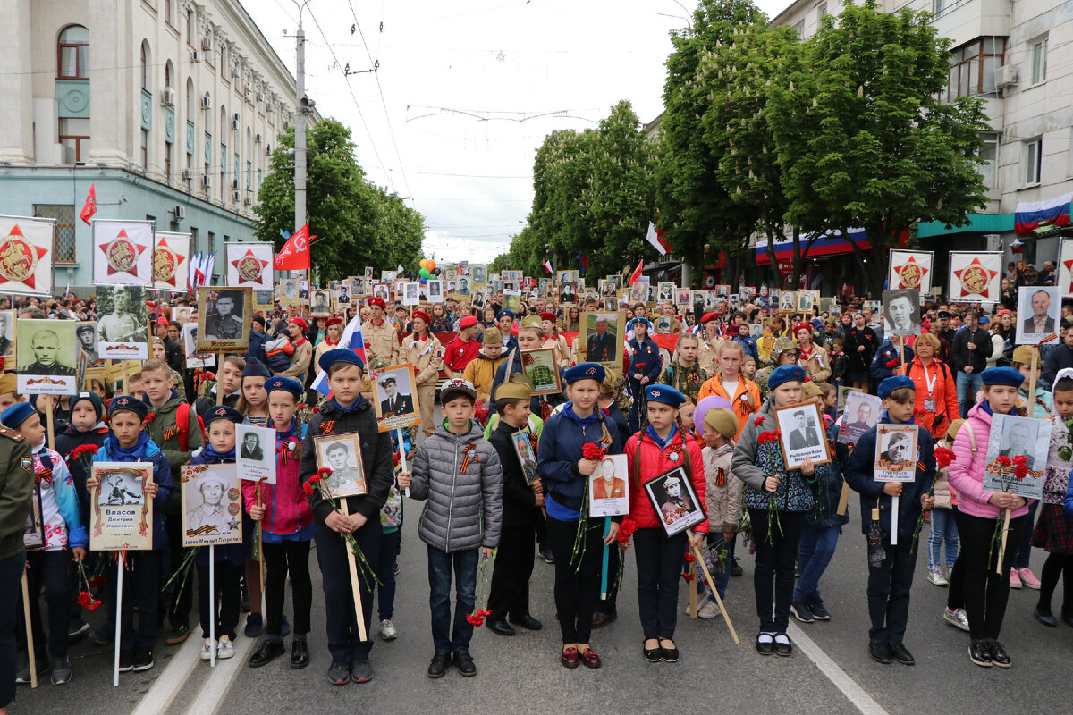 Юные симферопольцы в строю «Бессмертного полка»
