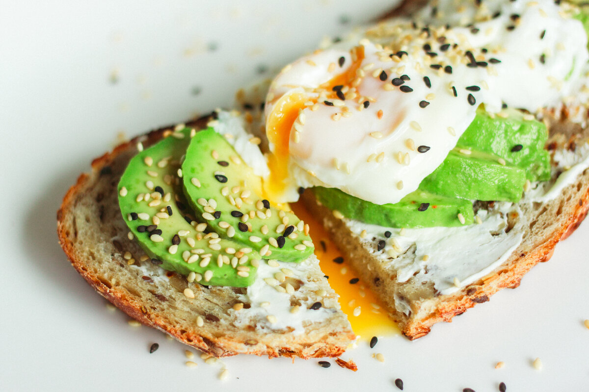 Бутерброд с авокадо, мягким сыром и яйцом-пашот – быстро, вкусно и полезно