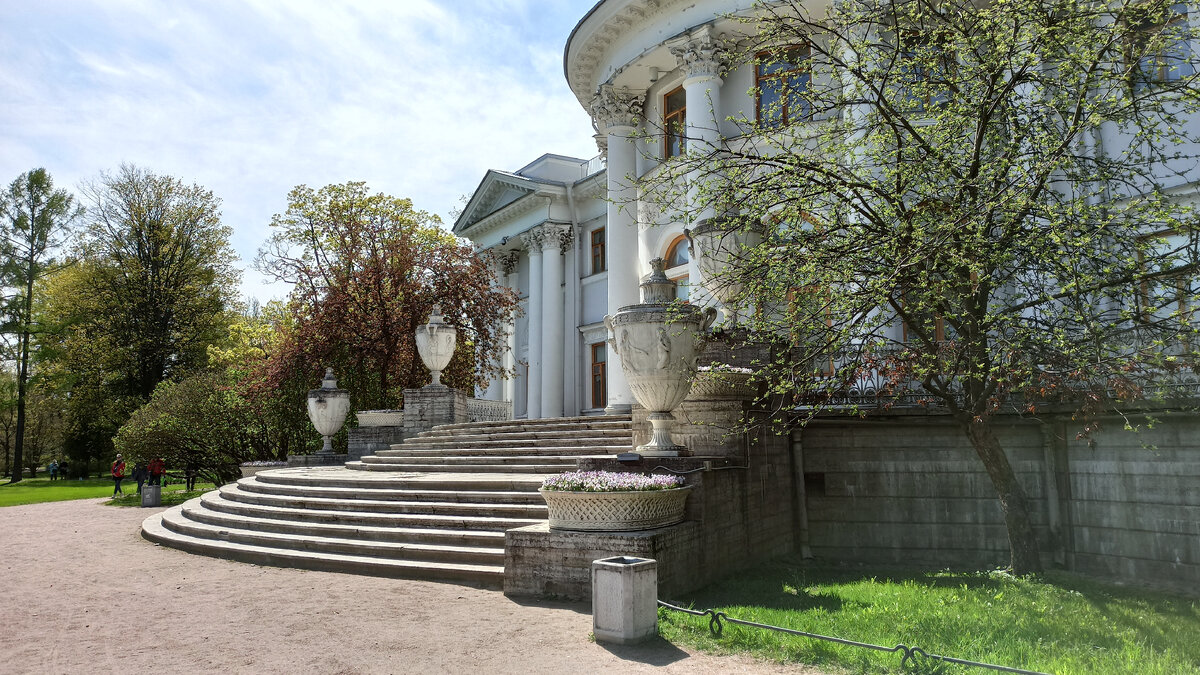 Восточный фасад дворца выходит на Невку