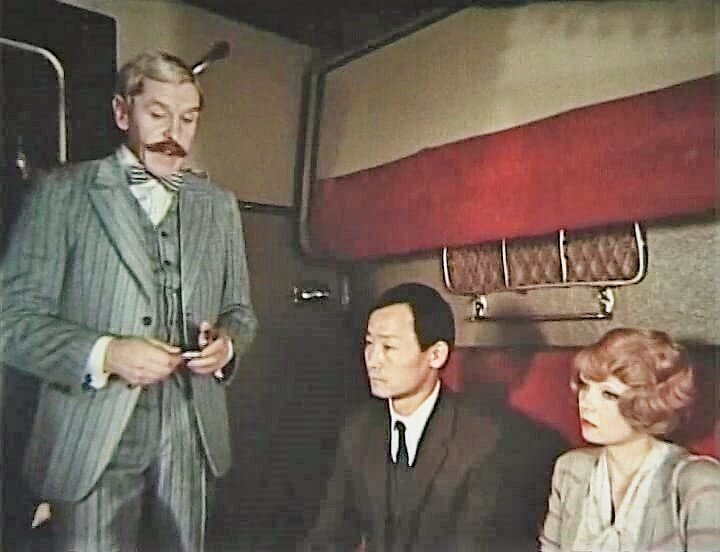Лукавая отсылка авторов картины к "Убийству в Восточном экспрессе". У герра Шнайдера усы как у Пуаро
