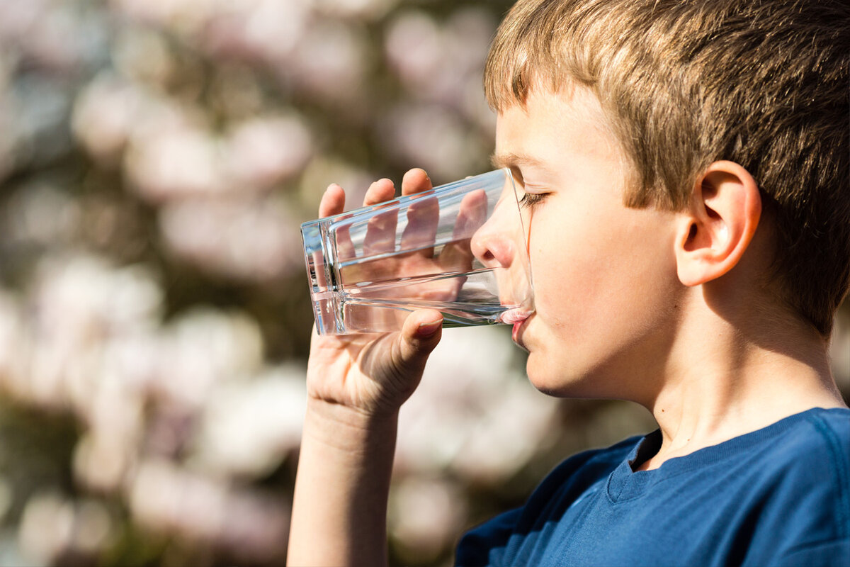 мальчик пьющий воду. дети пьют воду на природе. ребенок со стаканом воды. человек пьет воду. чёрный мальчик пьёт воду.