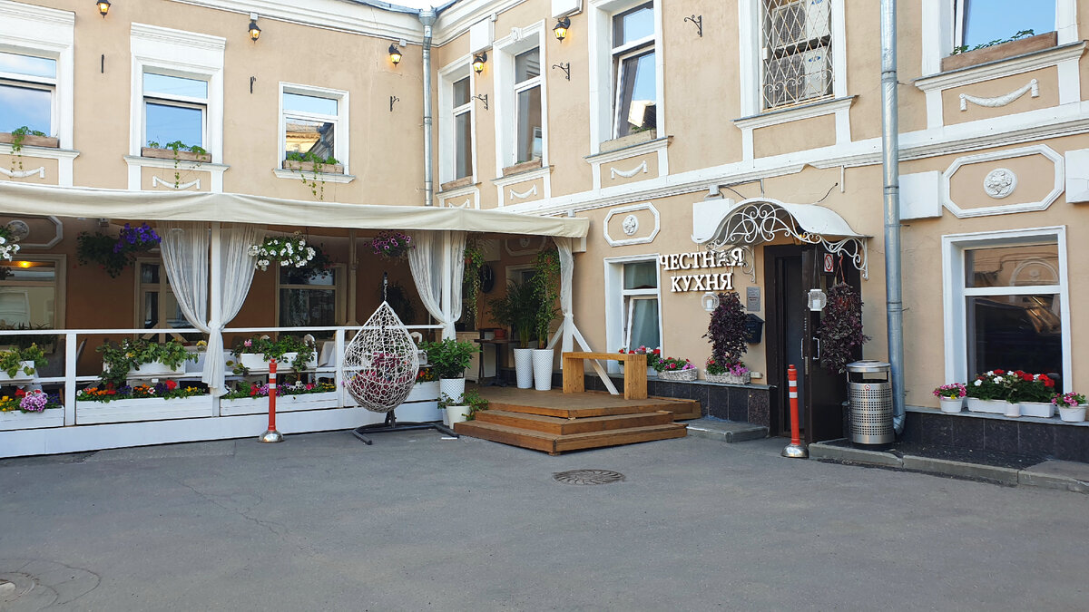 Дворик, веранда и вход в ресторан
