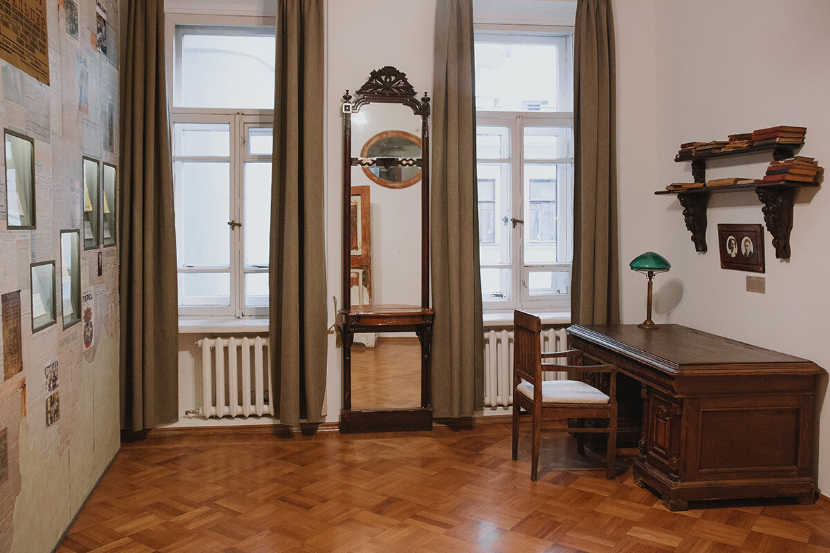 Фото с сайта: https://bulgakovmuseum.ru/bulgakov-on-odd-flat/#more-685