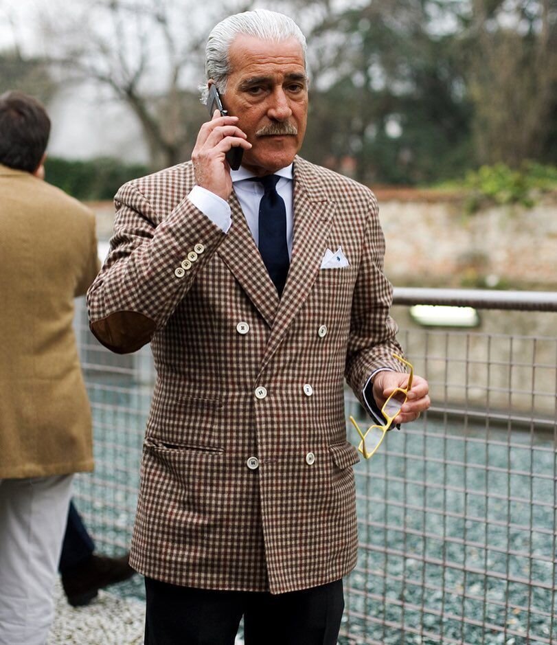 Ренато Плутино. Пожилой мужчина в пиджаке. Пожилой мужчина в костюме. Богатый пожилой мужчина.