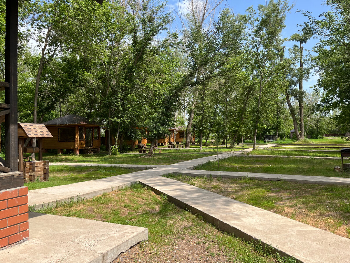 Слева домик администратора 