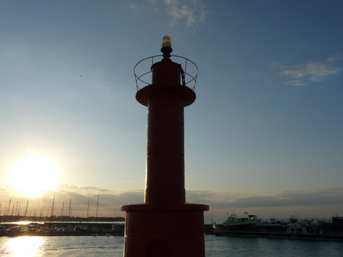 Красный маяк. Камбрилс. Фото из личного архива автора.