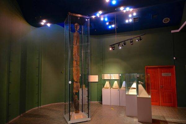 Подсчитано, что первоначальная высота «большого» идола составляла около 5–5,3 метра. До наших времен дошли только «верхние» 2,8 метра.