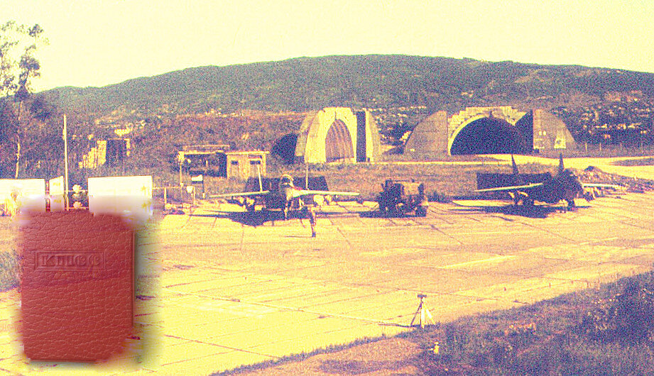 Дежурное звено в на аэродроме Сенаки. Фото из архива автора. А дело было на ЦЗТ, стоянка дежурных сил в это время ремонтировалась.