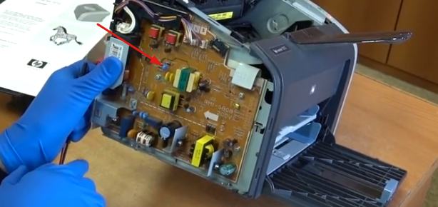 Расположение щупов тестера для проверки напряжения на ролике заряда