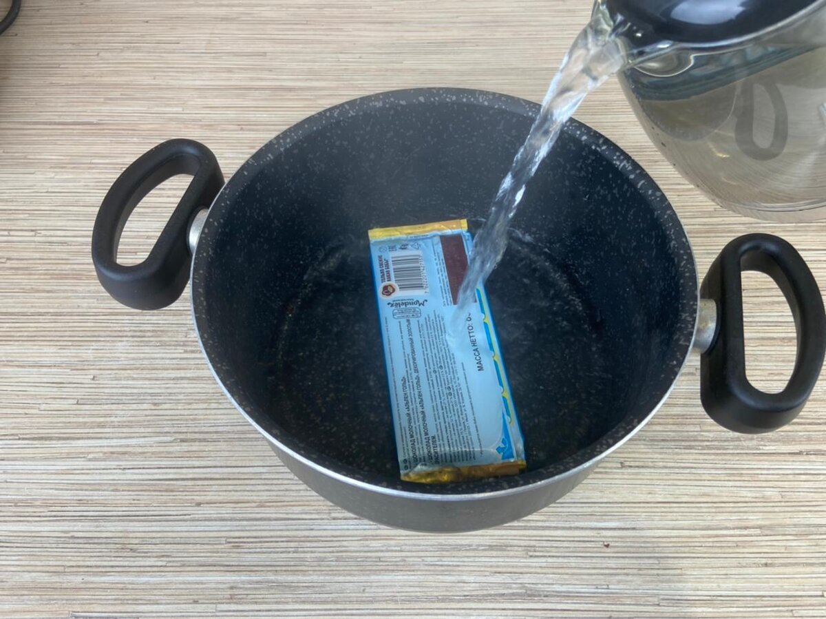 Фото сделано автором (заливаю шоколадку кипятком, листайте вправо)