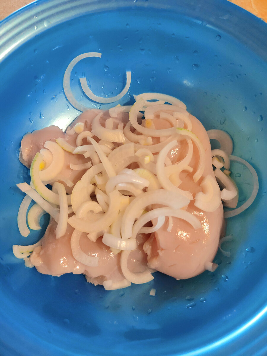 Куриная грудка и лук.