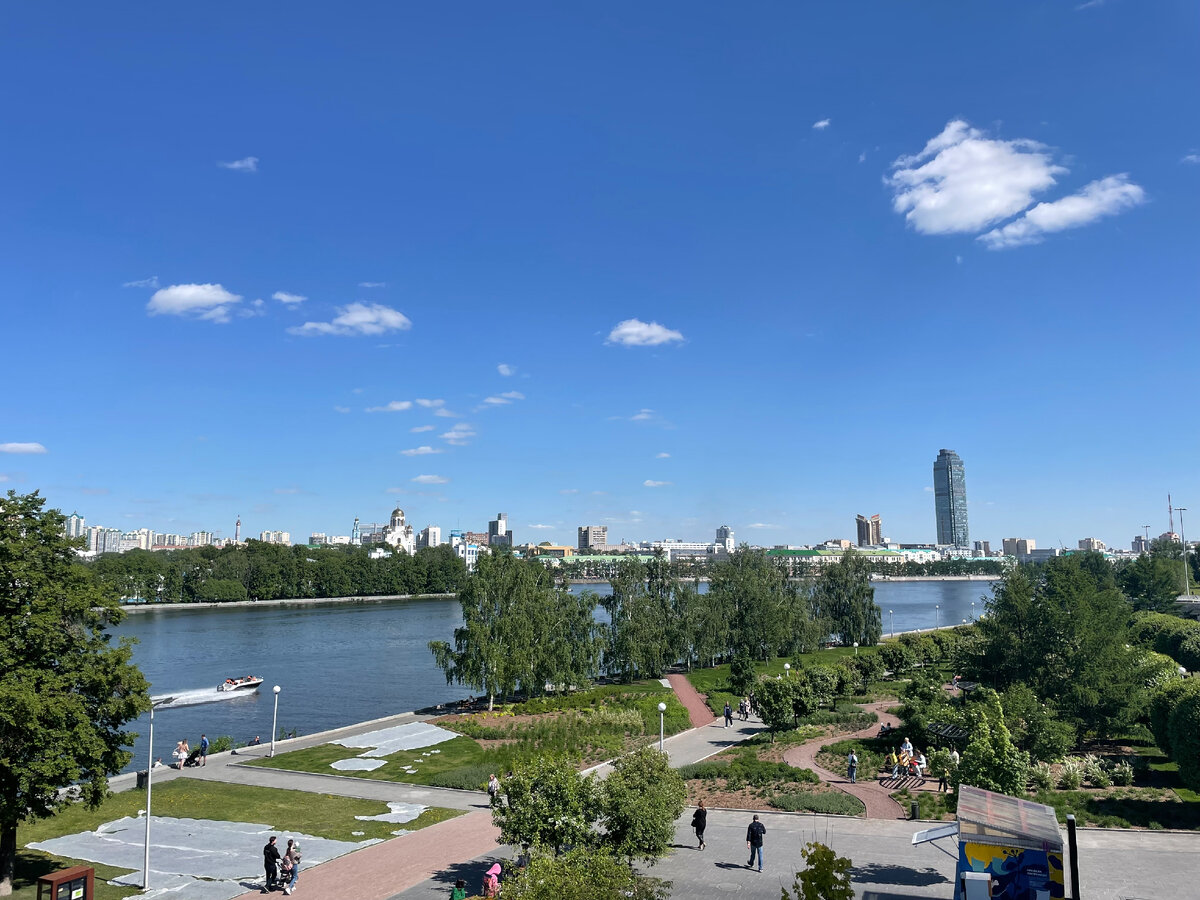 Вид на набережную с площадки "Ельцин-центра"