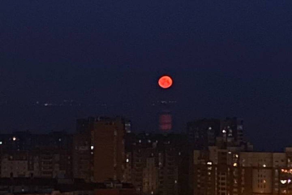     Кровавая Луна поднялась над Петербургом  СОЦСЕТИ