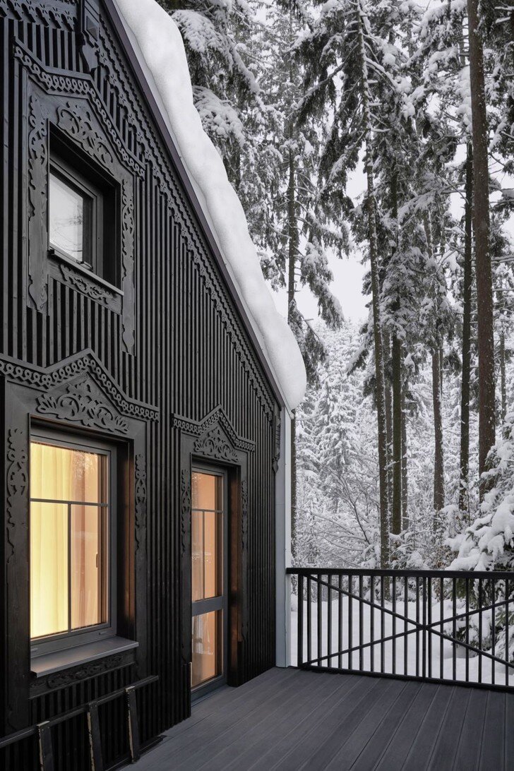 Посмотрите какой впечатляющий проект с наличниками! Один из моих любимых. Фото отсюда: https://www.elledecoration.ru/interior/houses/interer-s-oblozhki-derevyannyi-dom-na-beregu-finskogo-zaliva/