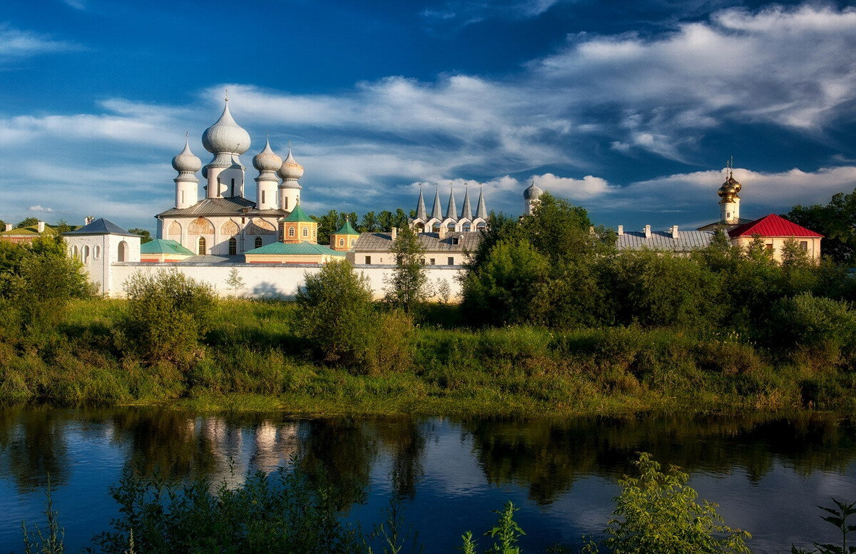 Со ленинградская область. Тихвинский Успенский монастырь. Тихвинский монастырь в Тихвине. Город Тихвин Ленинградской .монастырь. Тихвинский монастырь Москва