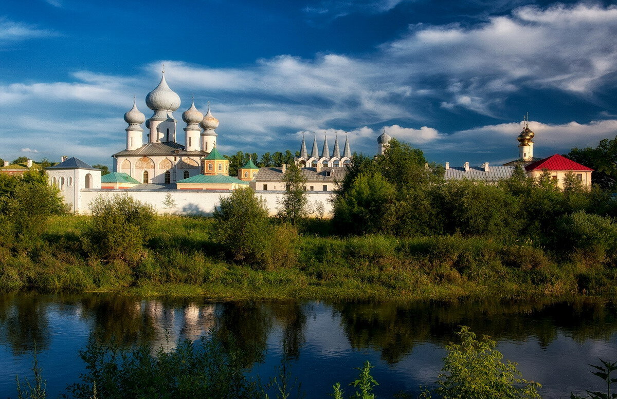 Ленинградская область людей. Тихвинский Успенский монастырь. Тихвинский монастырь в Тихвине. Город Тихвин Ленинградской .монастырь. Тихвинский монастырь Москва.