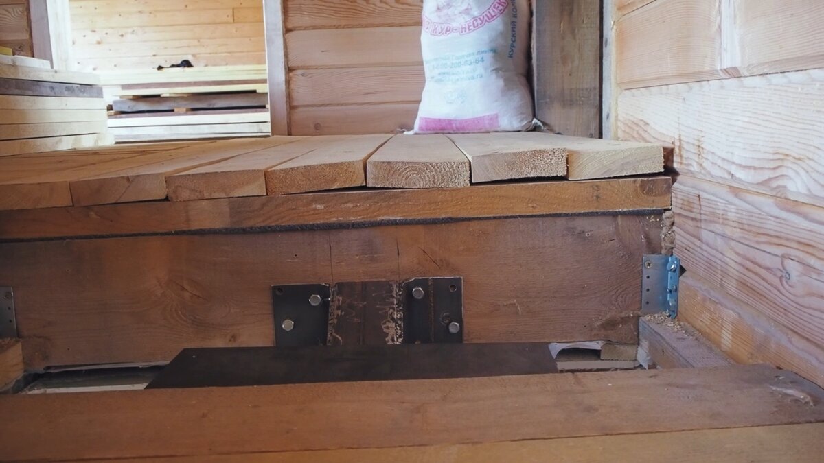 Крепление лестницы к балке потолка выполнена без учета возможной усадки дома