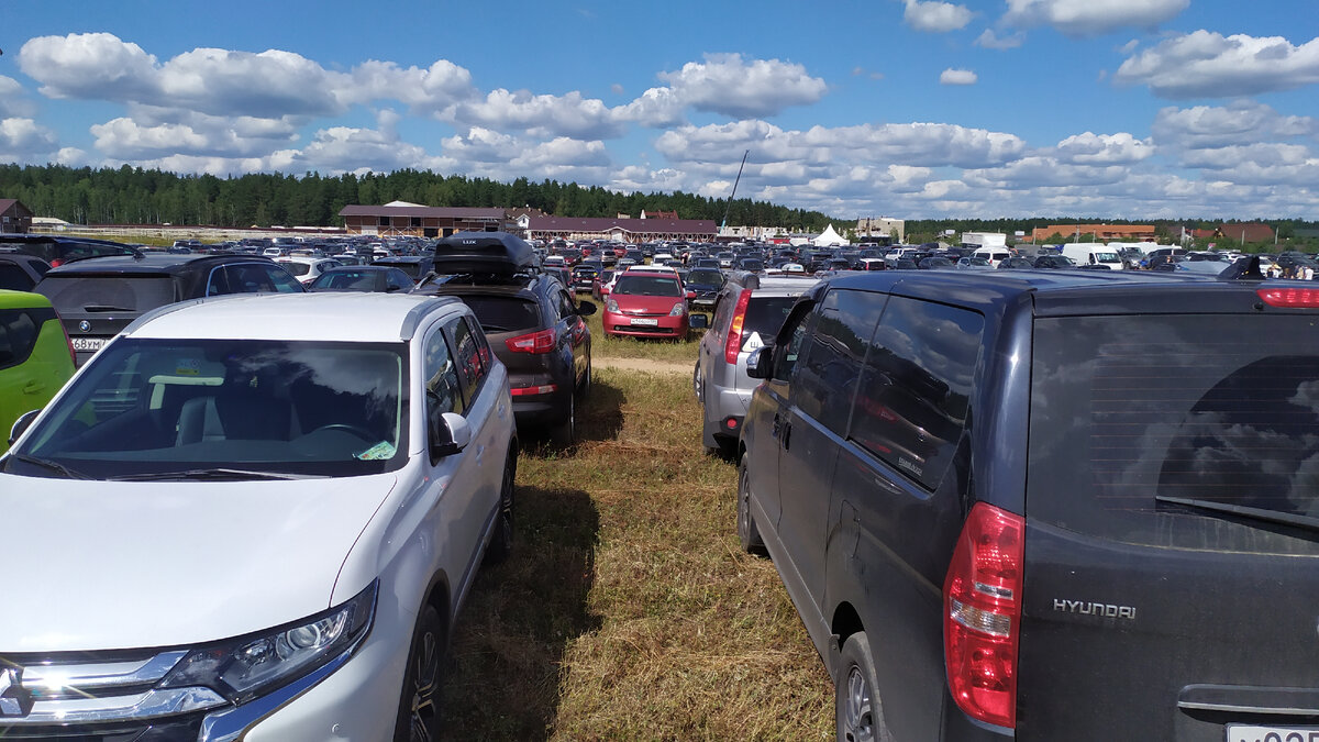 Машин действительно было просто огромное количество. Видите вдалеке крышу? Вот там заканчивается парковка. А я стою на её середине и ещё слева/справа ряды в камеру не влезают. 