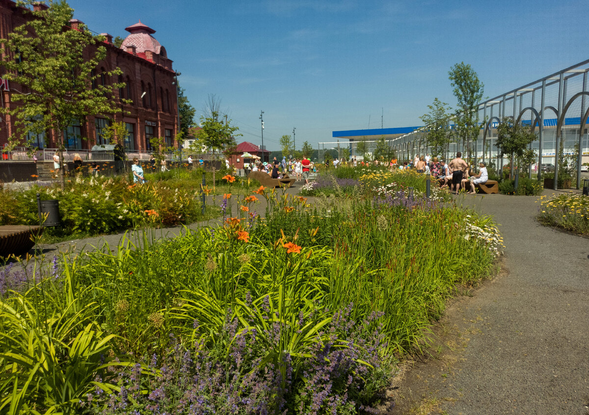 Молодёжный сквер.





