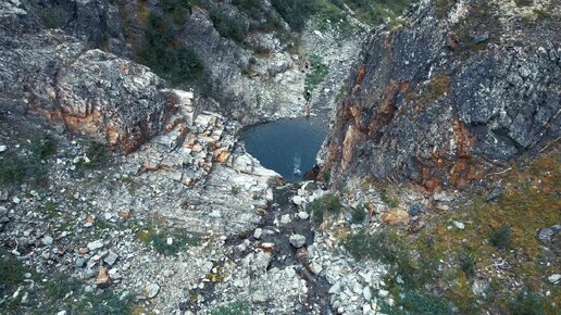 Действительно, а почему бы и не искупаться в водопаде? А то, что температура воды +7 — подумаешь, пустяки какие!