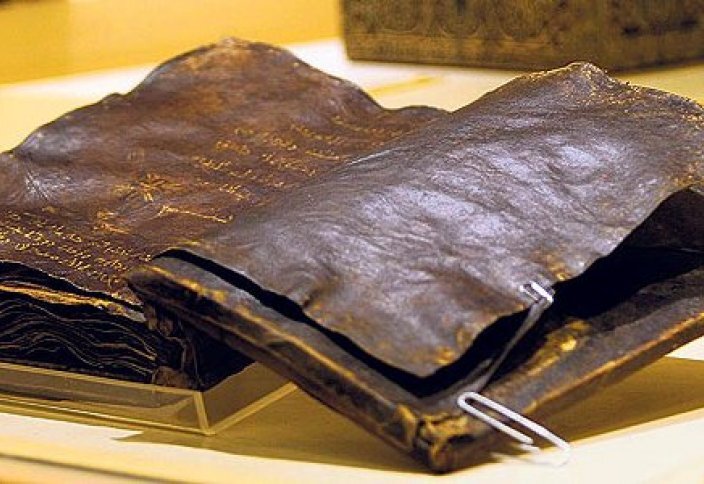 Прожженный молитвенник в Ватикане
Еще один образец в пределах Ватикана в Музее Люцифера, датированный XVI веком. В свое время молитвенником защищалась итальянская девушка, попавшая в неприятную ситуацию. Считается, что ночью к ней явился дьявол, испугавший до смерти. Леди пыталась спастись с помощью молитвенника, однако нечистый прожег его в 3-х местах. Ныне книга со священными текстами находится у владельцев Музея Люцифера в Ватикане.