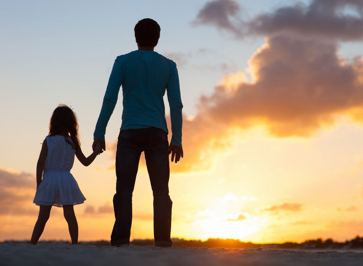 женщина и священник в храме. фотосессия семьи в стиле ню. фотосессия папа и дочка. отец женский форум. отец женский форум.