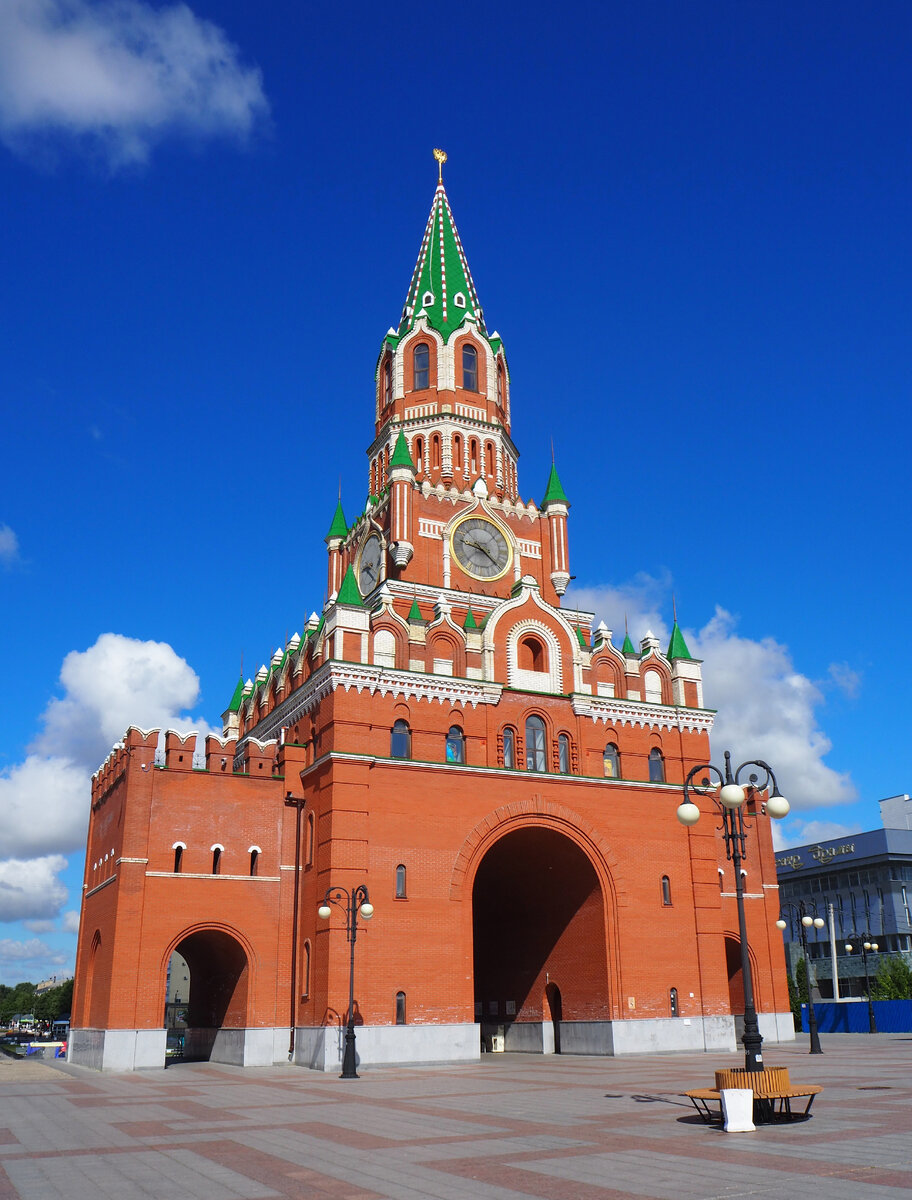 Ставшая символом города Йошкар-Олы Благовещенская башня — сравнительно молодой исторический памятник, выстроенный в 2007 г. Башня, имеющая высоту 55 метров, стала украшением площади с двойным названием — Республики и Святой Девы Марии, находящейся в центре столицы Марий Эл.