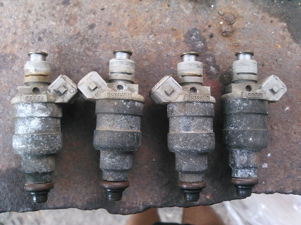 Из трубы валит черный дым и летит сажа, а выхлоп пахнет бензином ...