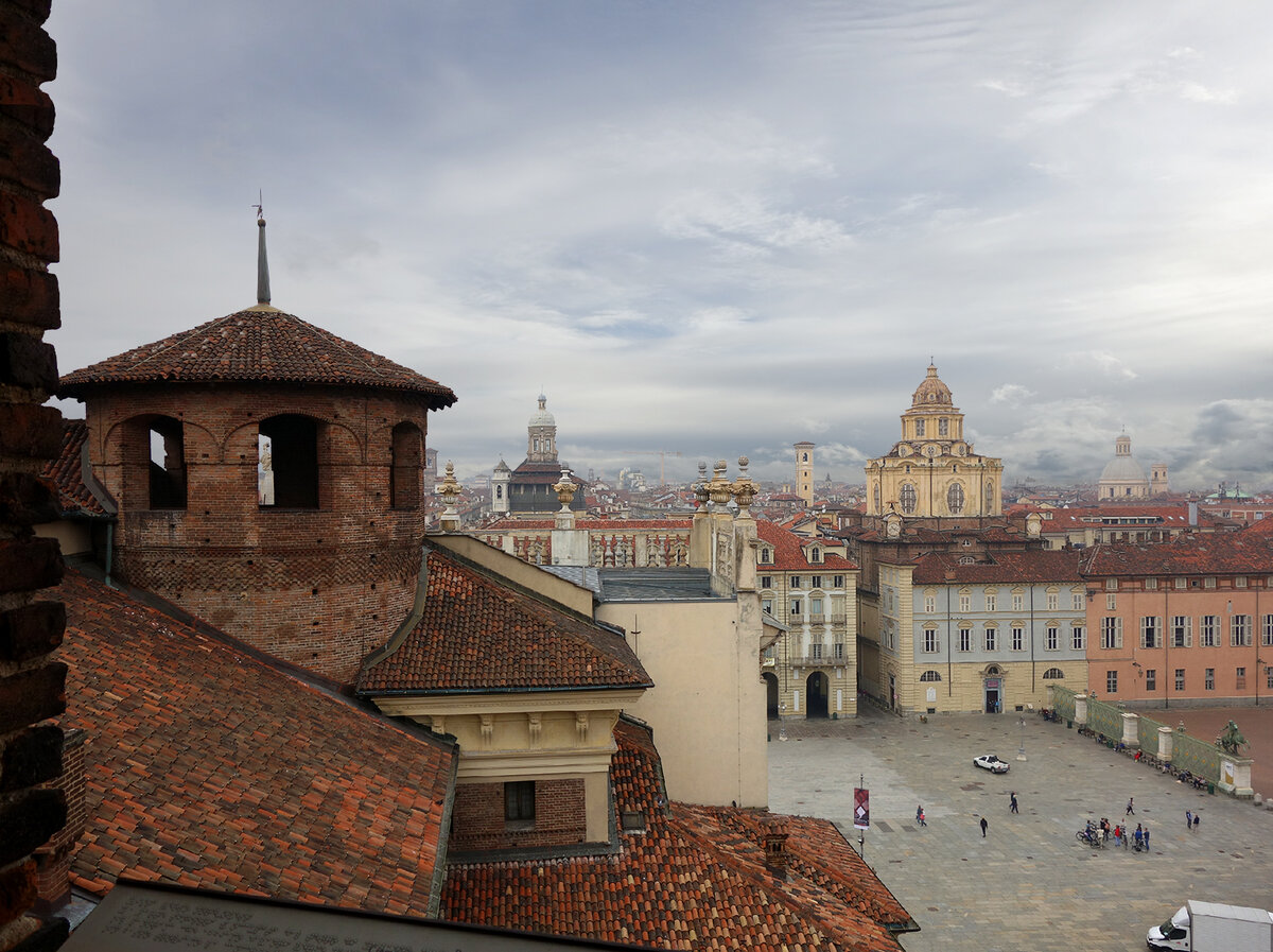 Вид из дворца Мадама (Palazzo Madama) на Королевскую площадь, Турин.