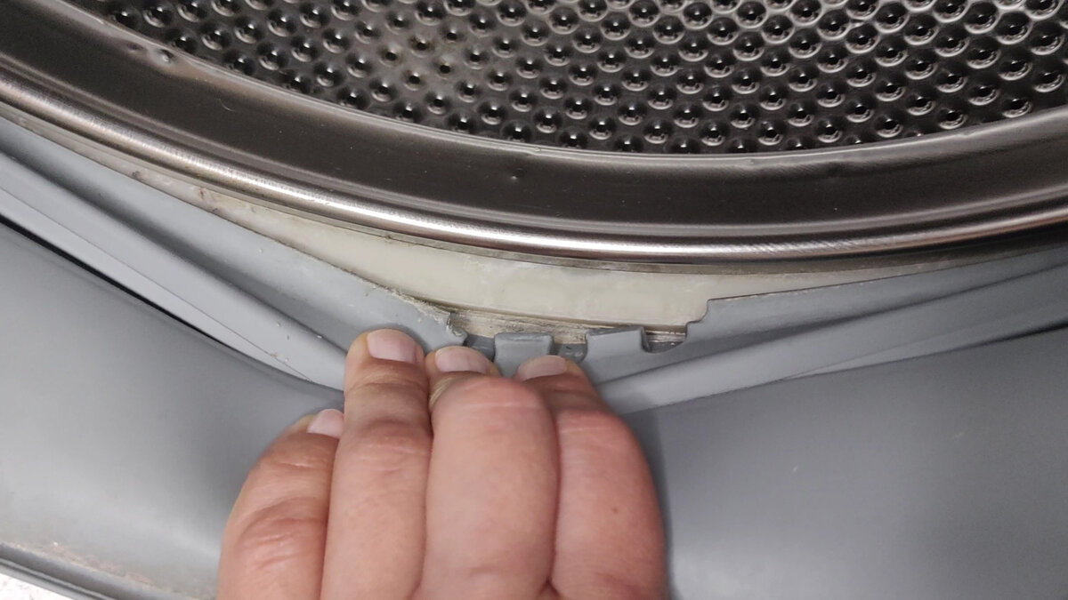 Как отмыть резинку в стиральной машине. Очистить резинку у стиральной машины. Дверь стиральной изнутри. Как вычистить резинку в стиральной машинке автомат. Как почистить стиралку под резинкой и барабаном.