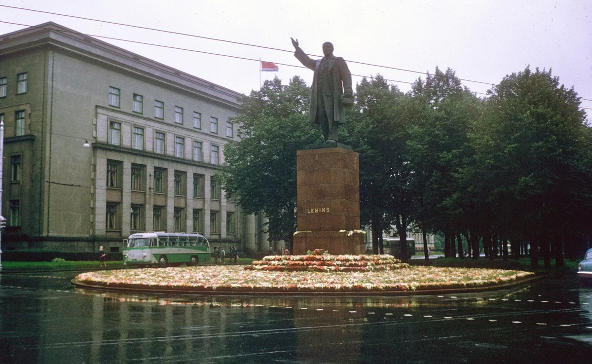 Памятник Ленину в Риге (уже демонтирован)