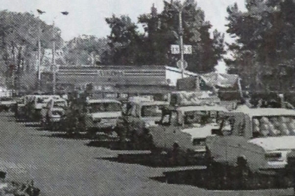    Автовладельцы замерли в длинной очереди (газета «Диалог», 1997 год)