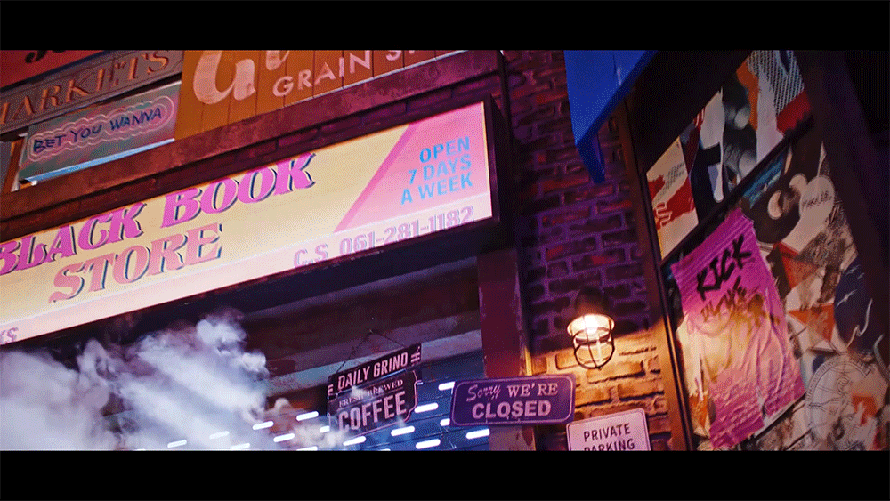 Справа черными буквами на розовой бумаге