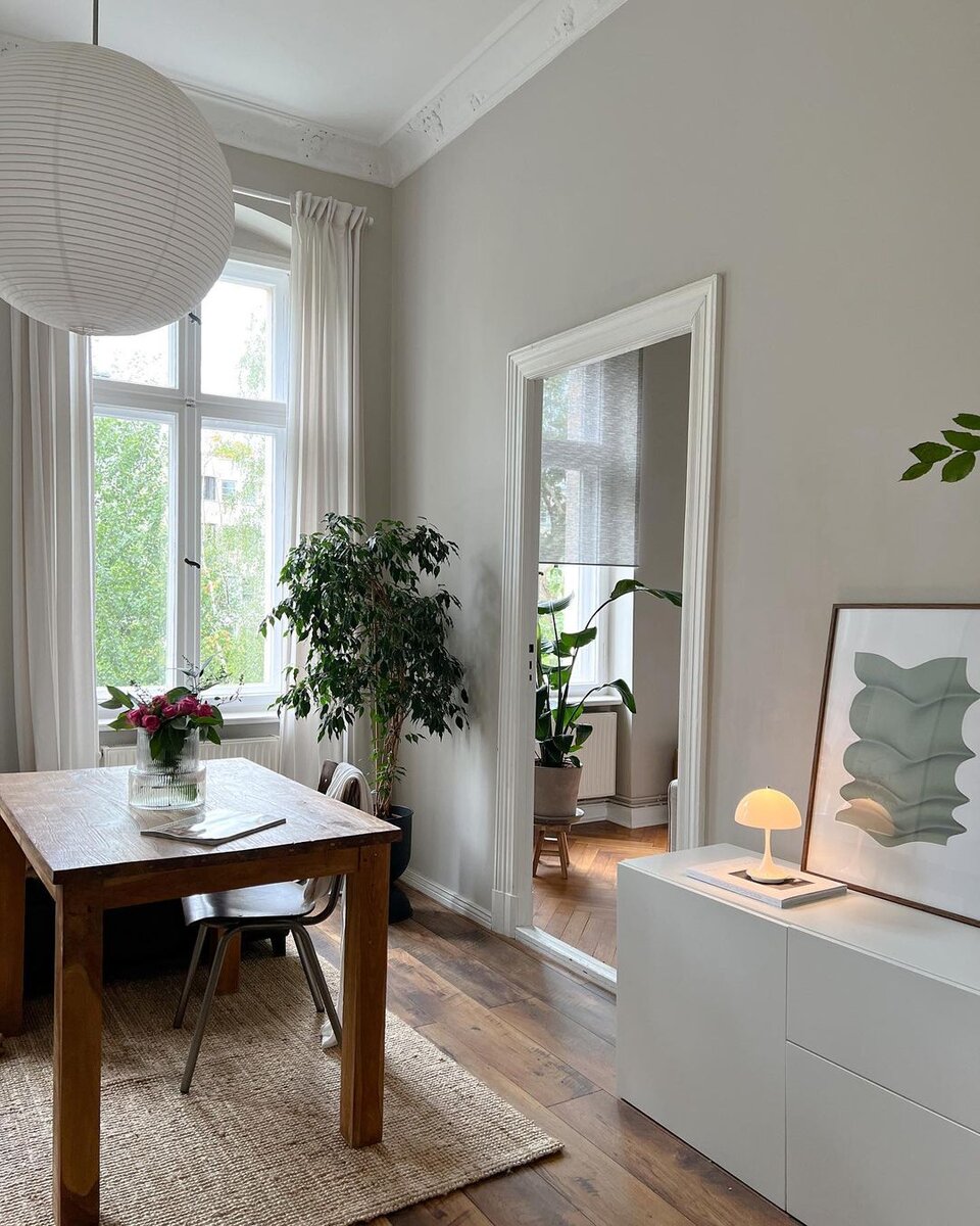 Хозяйка квартиры живет здесь вместе со своей собачкой. Так как жильцов мало, то и пространство полностью подстроено под них. Например, за обеденным/рабочим (он выполняет две функции) столом — всего один стул