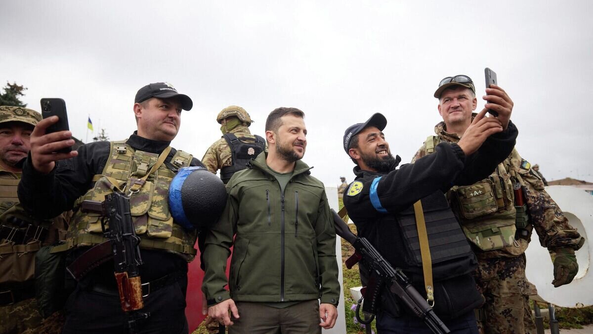    Президент Украины Владимир Зеленский в Изюме© AFP 2022 / Ukrainian Presidential press service