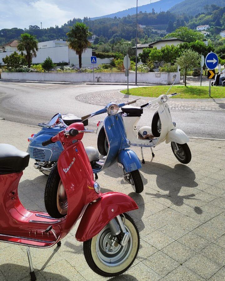 Мопеды Vespa на стоянке кафе в городке Lousã