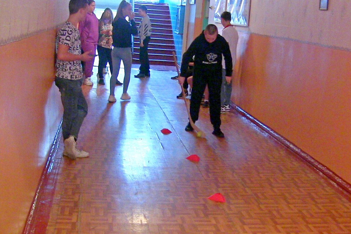 Ученики 1-9 классов принимали участия в соревнованиях, а помогали организовать и провести конкурсы, подвижные и соревнования, обучающиеся 10 и 11 классов. Соревновательная программ включала в себя подвижную игру «Ценный груз», «Платочек» и «Перекати поле»