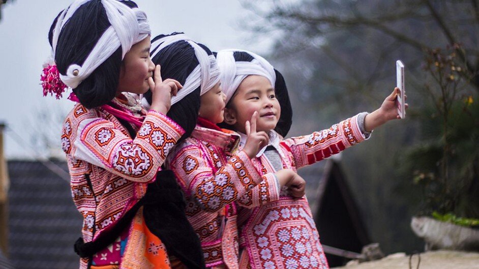 В Китае девушки народа Лонг-Хорн-Мяо позируют для селфи в головных уборах из волос своих предков, чтобы выглядеть красиво во время ритуала сватовства