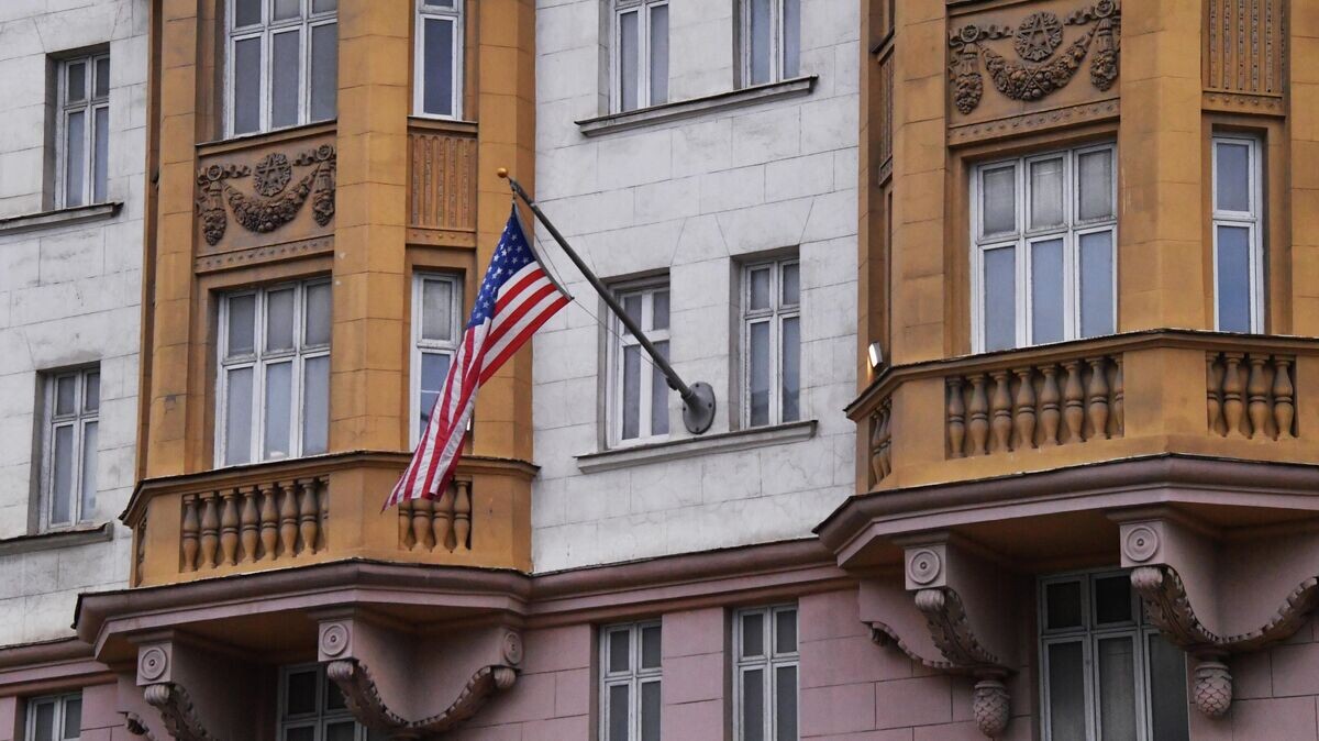    Флаг на здании посольства США в Москве© РИА Новости / Наталья Селиверстова