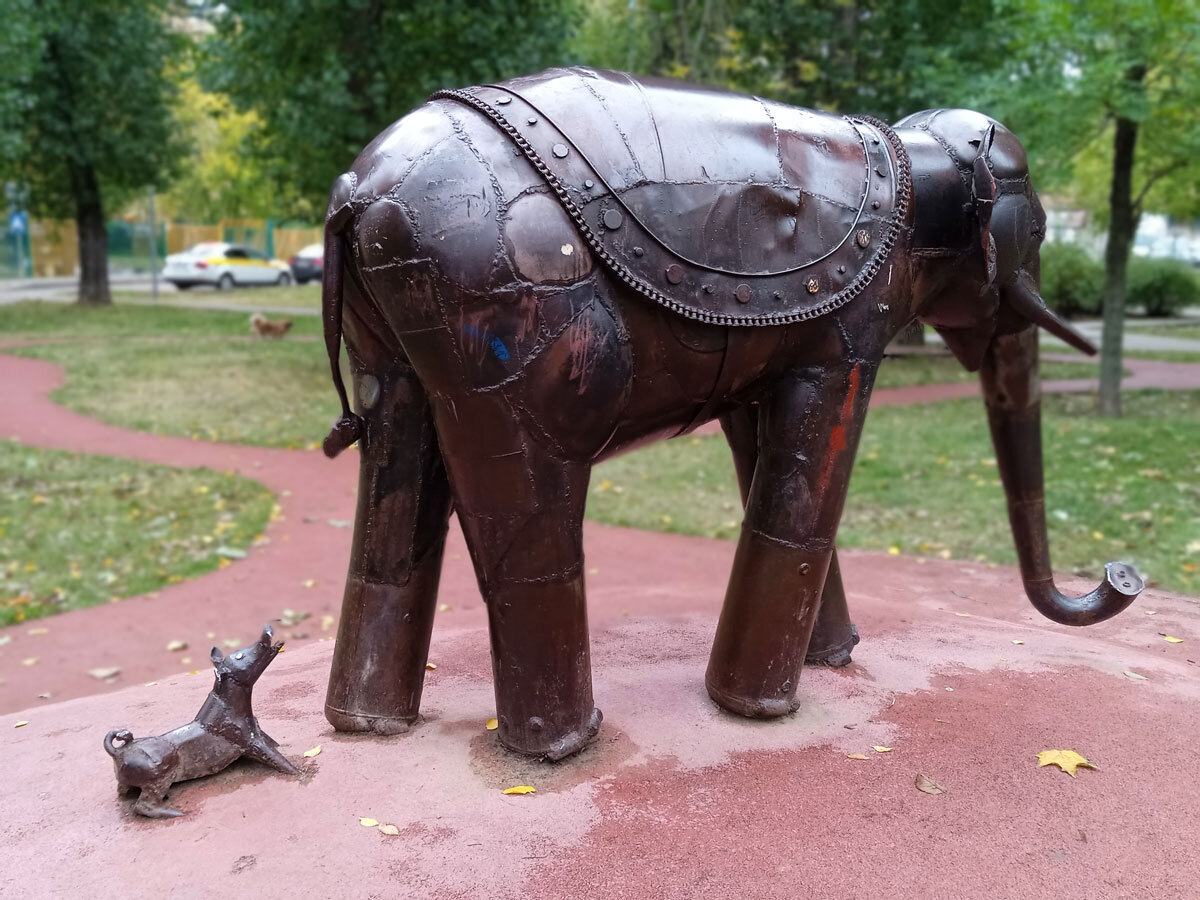 На фото. Скульптурная группа Андрея Асерьянца «Слон и Моська». Москва. Нагатинский Затон. Во дворе дома 29 по Судостроительной улице.