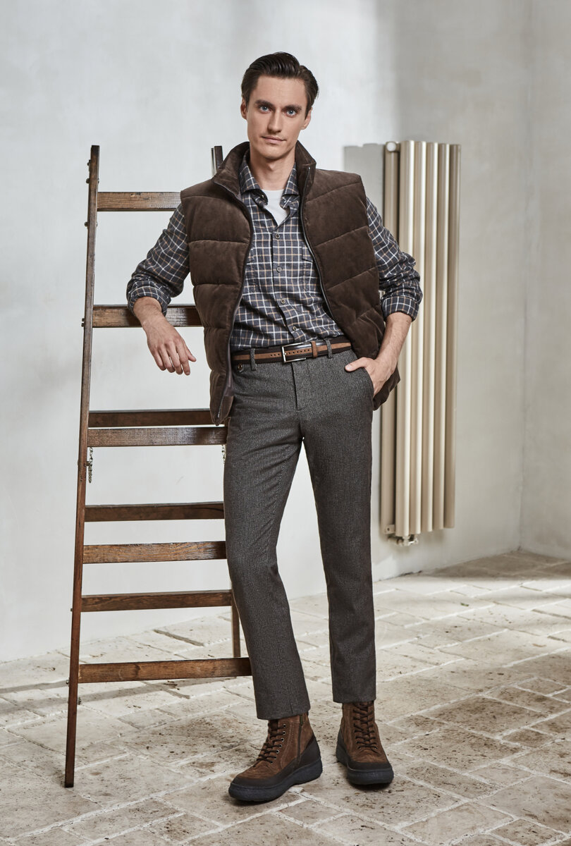Футболка однотонная HTS-0016-1 WHITE; Рубашка в клетку SHL-1963-N GREY; Жилет однотонный, прямой силуэт JK-0418 LBROWN; Брюки чинос TR-0262-2 BROWN; Ремень кожаный BT-0602 BEIGE; Ботинки SS-0562 BROWN 