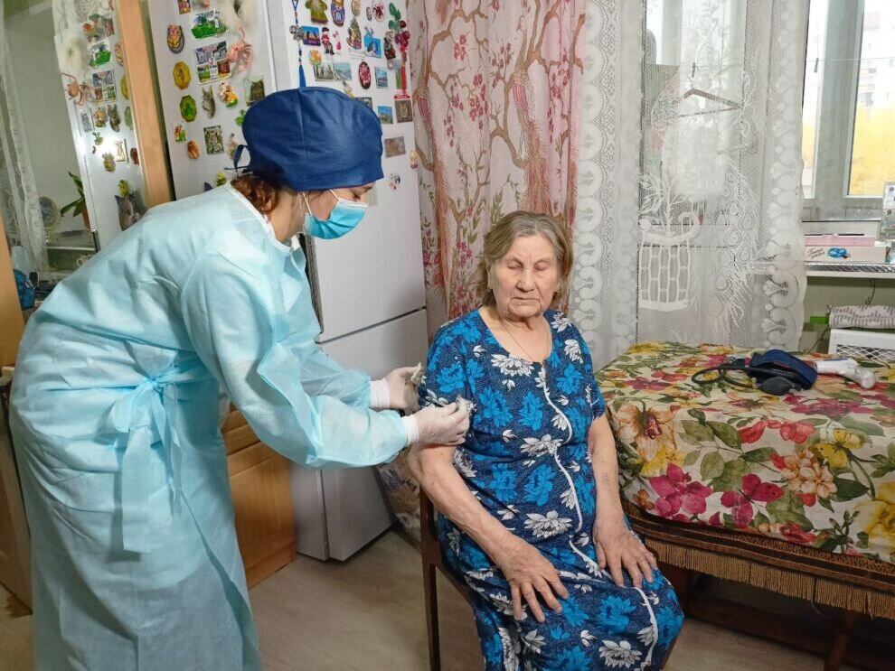    Труженица тыла из Надыма прошла вакцинацию от гриппа