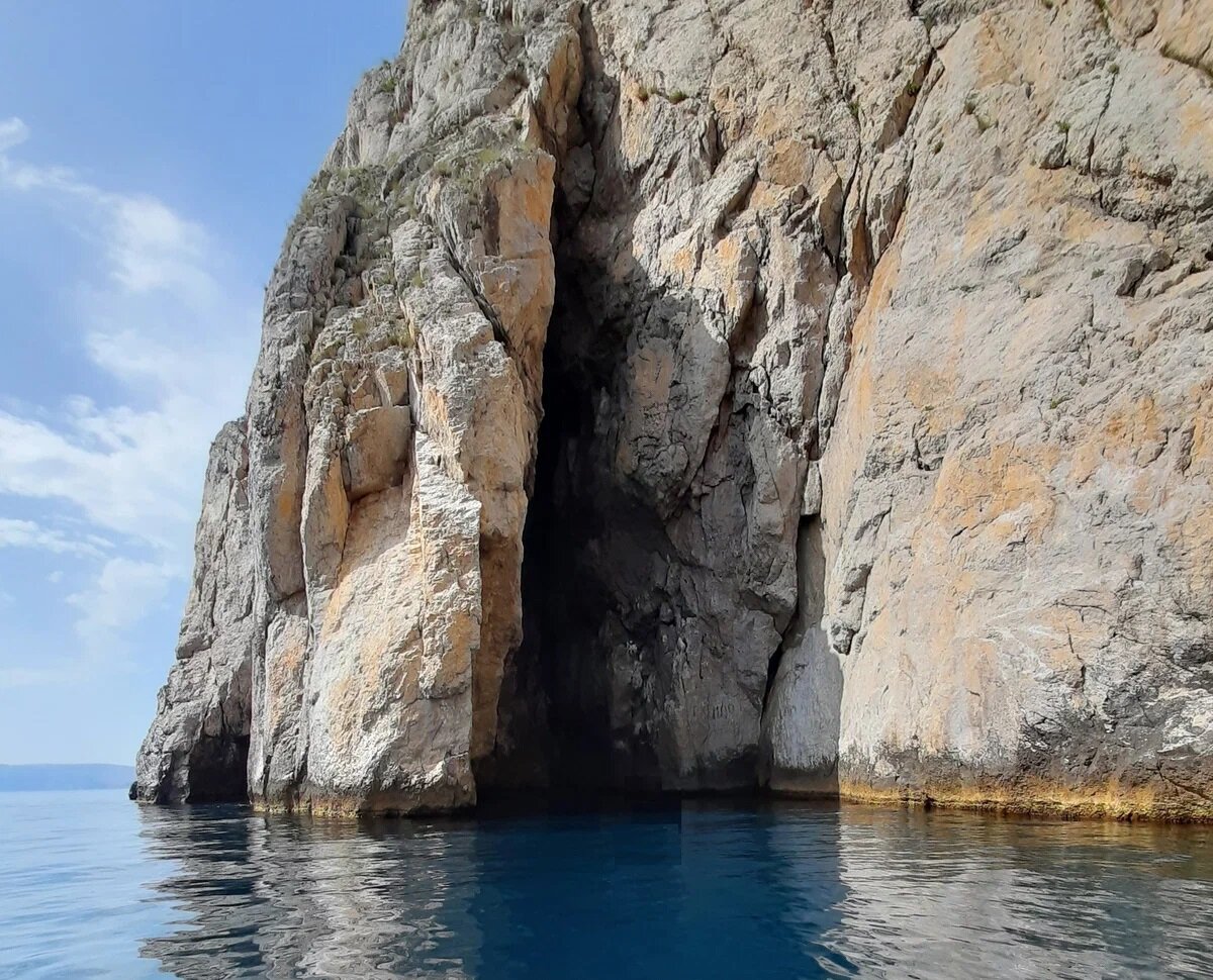 Огромные скалы не помещаются на фотографии. 