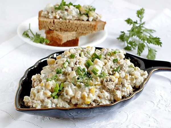 салат со шпротами и кукурузой рецепт | Дзен
