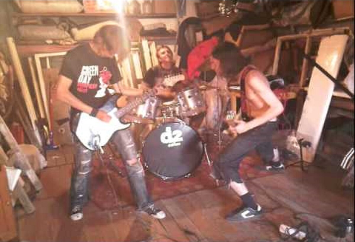 Фотка из инета. Примерно такая атмосфера и царила в том гараже