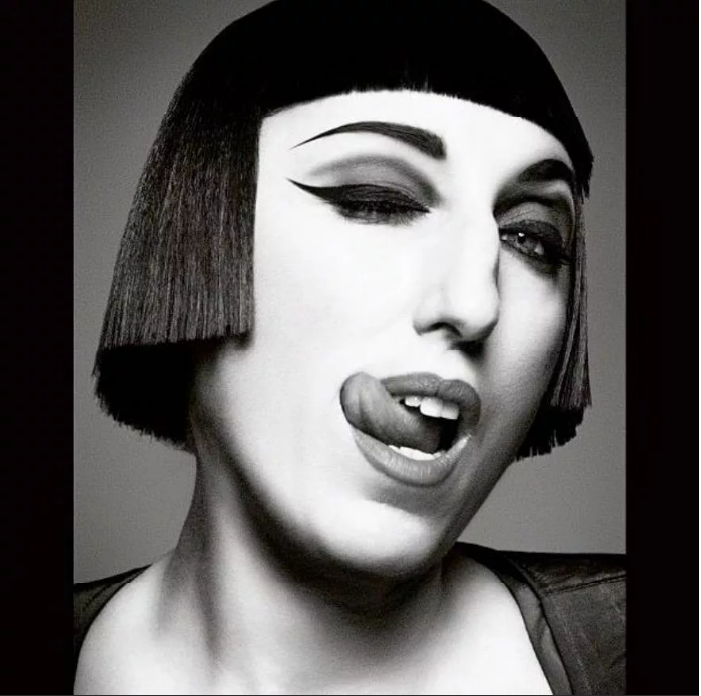 Росси не раз получала настойчивые советы сделать пластику и изменить свое лицо, но ни разу не задумалась над этим. И правильно, ведь иначе мы, скорее всего, так и не узнали бы  о ней.