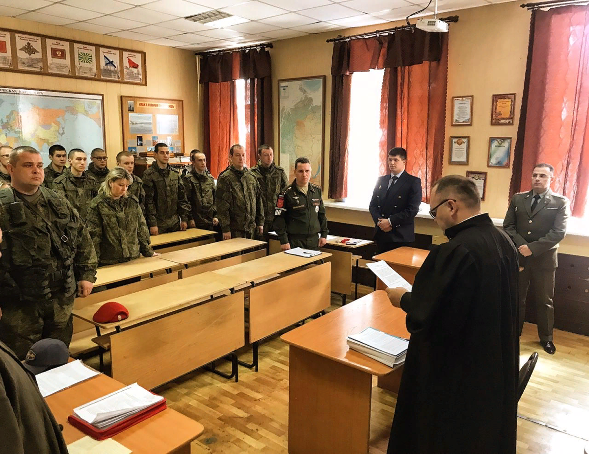 Судебное заседание Красноярского гарнизонного военного суда в расположении воинской части по делу об уклонении от военной службы. 2019 г.