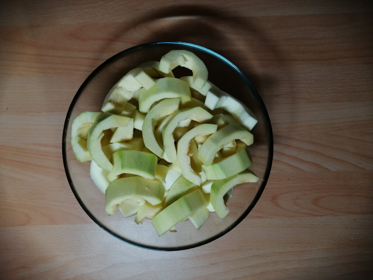 Нарезанные и почищенные кабачки. 